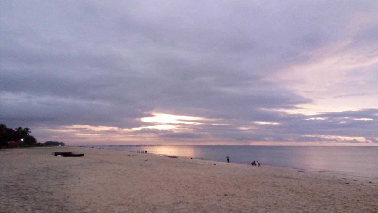 Golden Beach Home Stay Alappuzha Buitenkant foto